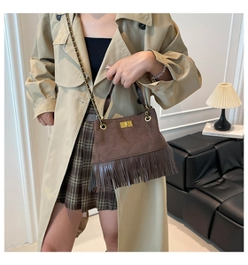 Détail du sac en daim marron à matelassage avec franges et fermoir doré tournant