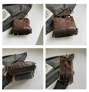 Vue détaillée du sac seau marron foncé en cuir matelassé avec franges et chaîne dorée