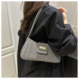 Détail du sac baguette gris à motif léopard en suédine avec boucle dorée chic