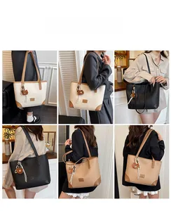 Detailansicht großer Shopper in Beige, Schwarz und Mocha mit Bären-Anhängern