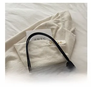 Gros plan sur le sac baguette noir avec texture léopard et fermoir doré métallisé