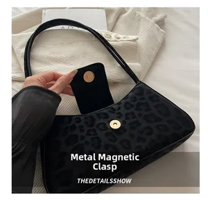 Détail du sac sous le bras léopard en simili-poils avec fermoir magnétique doré