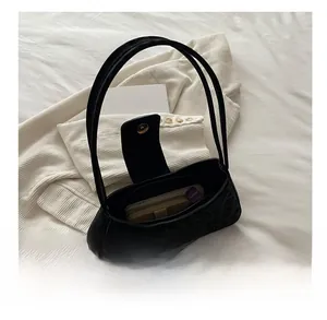 Vue intérieure du sac bandoulière à motif léopard avec rabat magnétique et contenu