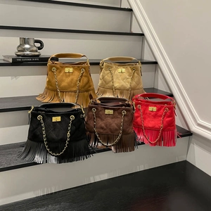 Sacs à bandoulière en daim matelassé avec franges et chaînes dorées en cinq couleurs
