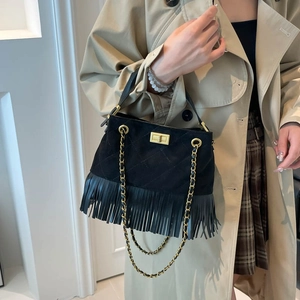 Sac bandoulière en daim noir matelassé avec franges et chaîne dorée sur mannequin