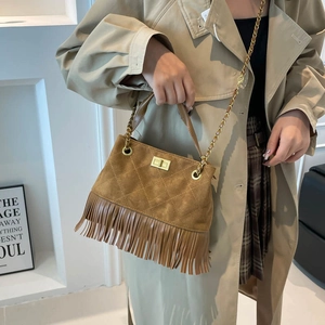 Sac bandoulière matelassé en daim marron avec franges et bandoulière chaîne dorée