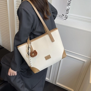 Vintage-Tragetasche in Beige aus PU-Leder mit braunen Trägern und Bären-Anhänger