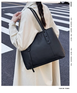 Dettaglio della borsa tote in pelle martellata nera con manici per uno stile urbano
