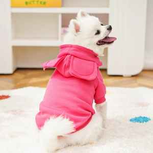 Dettaglio felpa rosa per animali con orecchie da coniglio in morbido cotone a maglia