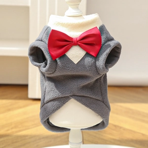 Dettaglio del gilet formale in pile per animali con colletto bianco e papillon rosso