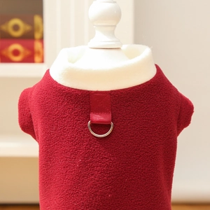 Dettaglio del gilet in pile rosso per cani con anello a D in metallo e colletto bianco