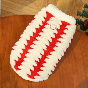 Dettaglio del gilet natalizio per animali in peluche rosso e bianco con anello a D