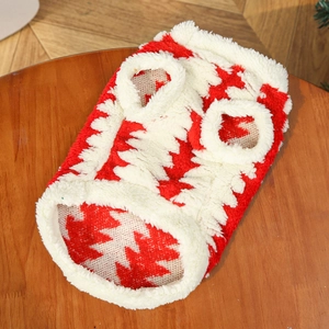 Dettaglio gilet natalizio in peluche per cani con motivo ad albero su fondo in legno