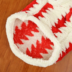 Dettaglio di accessorio natalizio in peluche rosso e bianco per animali domestici