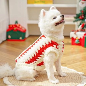 Dettaglio del caldo gilet di peluche per cani con motivo festivo rosso e crema