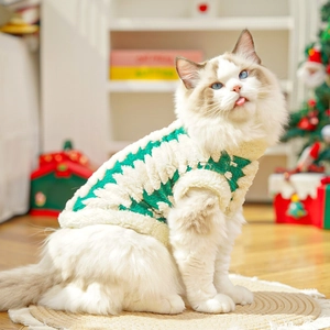 Dettaglio di un maglione natalizio per animali con motivo ad albero e bordi in pile