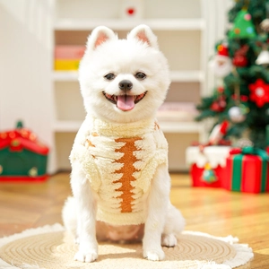 Dettaglio del gilet in calda lana per cani con sfondo natalizio e colori accoglienti
