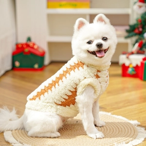 Dettaglio del caldo gilet in peluche per cani con motivo a zigzag arancione e bianco natalizio