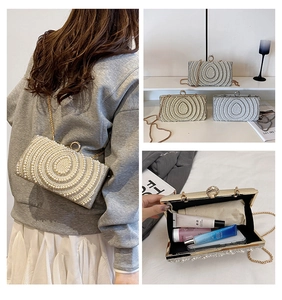 Dettaglio della borsa clutch di perle con fodera interna e catena dorata