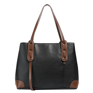 Borsa tote in pelle nera con manici marroni e trama a grana su sfondo bianco professionale