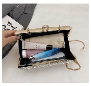 Vista interna di una pochette da sera champagne con spazio per telefono e cosmetici