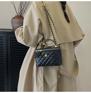 Vue détaillée du sac en cuir matelassé avec fermoir fleur dorée et bandoulière