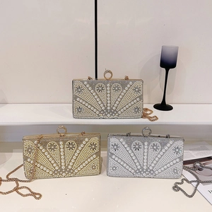 Eleganti pochette da sera con perle e strass nei colori oro, argento e champagne