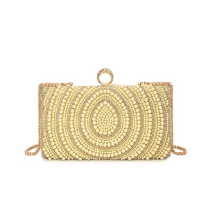Elegante pochette da sera in perle avorio con chiusura dorata e tracolla a catena