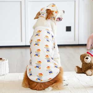 T-shirt bianca in cotone per cani con stampe di orsi e cappello da sole abbinato