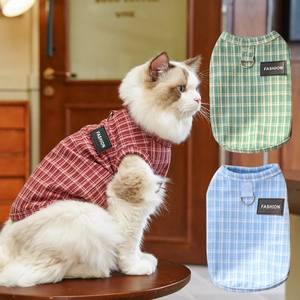 Dettaglio del gilet scozzese per animali con anello a D e toppa fashion nera
