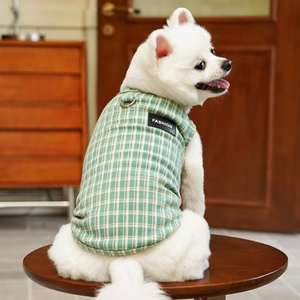 Dettaglio del gilet a quadri per cani con anello a D e etichetta nera alla moda