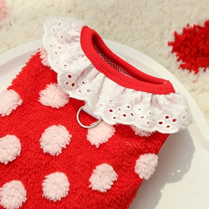 Détail du gilet en polaire rouge à pois pour animal avec col dentelle et anneau de laisse