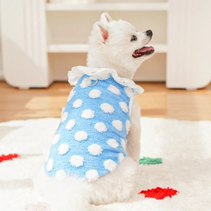 Détail du gilet bleu en peluche pour chien avec pois blancs, col en dentelle et anneau D