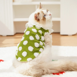 Détail du gilet vert à pois pour chat avec dentelle et anneau en D pour laisse