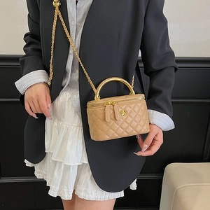 Sac boîte en cuir matelassé kaki avec poignée dorée et bandoulière chaîne