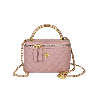 Sac boîte rose matelassé avec poignée en métal doré et bandoulière chaîne sur blanc