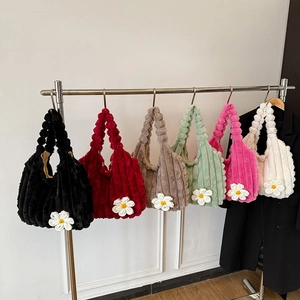 Plush tote bags in six colors with ribbed texture and knitted daisy detail