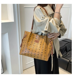 Dettaglio della borsa shopper caramello con stampa orsetti e toppa in pelle fashion