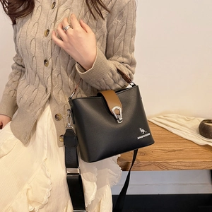 Fashionable black lychee leather bucket bag with brown handle and silver horseshoe buckle