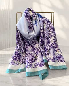 Dettaglio di sciarpa in seta con stampa lavanda che mostra la trama liscia ed elegante