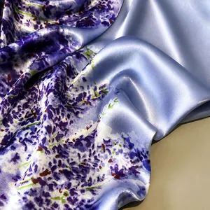 Vista dettagliata della stampa floreale lavanda sul tessuto in seta sintetica lucida