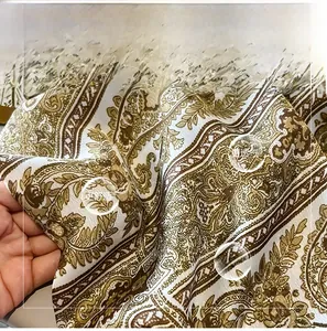 Dettaglio ravvicinato della sciarpa in seta con stampa paisley e trama morbida lucida