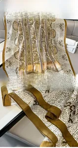 Dettaglio della stampa paisley e dei bordi cuciti di alta qualità della sciarpa di seta