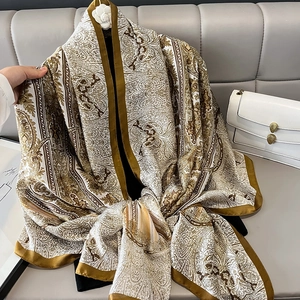 Elegante scialle di seta protettivo dal sole con stampa paisley bianco crema e oro