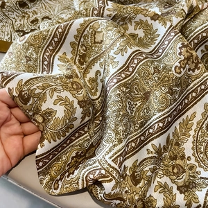 Dettaglio ravvicinato dell'elegante motivo paisley e della trama fine dello scialle donna