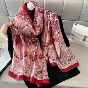 Elegante sciarpa di seta da donna con stampa paisley rossa e crema e finitura lucida