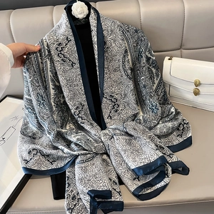Elegante scialle di seta paisley blu e bianco con stampa geometrica in stile francese