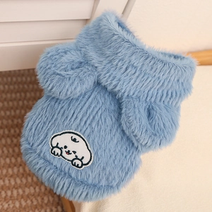 Dettaglio del gilet in peluche celeste per animali con ricamo di un simpatico cagnolino