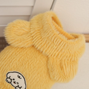 Dettaglio del gilet giallo in peluche per animali con tessuto soffice e ricamo cane