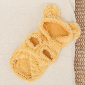Dettaglio del gilet giallo in peluche per animali con orecchie d'orso in morbido velluto
